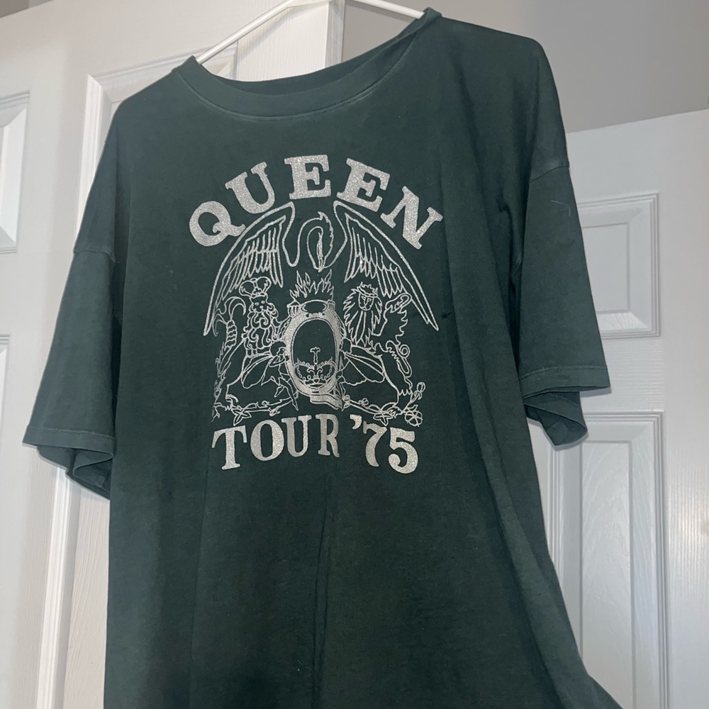 American Eagle Oversized Band Tee (Queen)